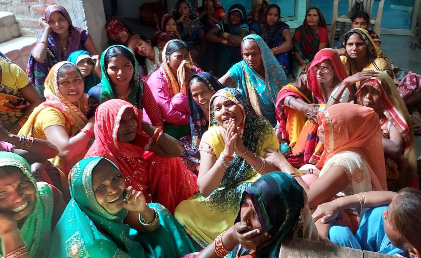 फोटो-14- रोती बिलखती मृतका उपासना की परिजन महिलाएं फोटो-14- रोती बिलखती मृतका उपासना की परिजन महिलाएं