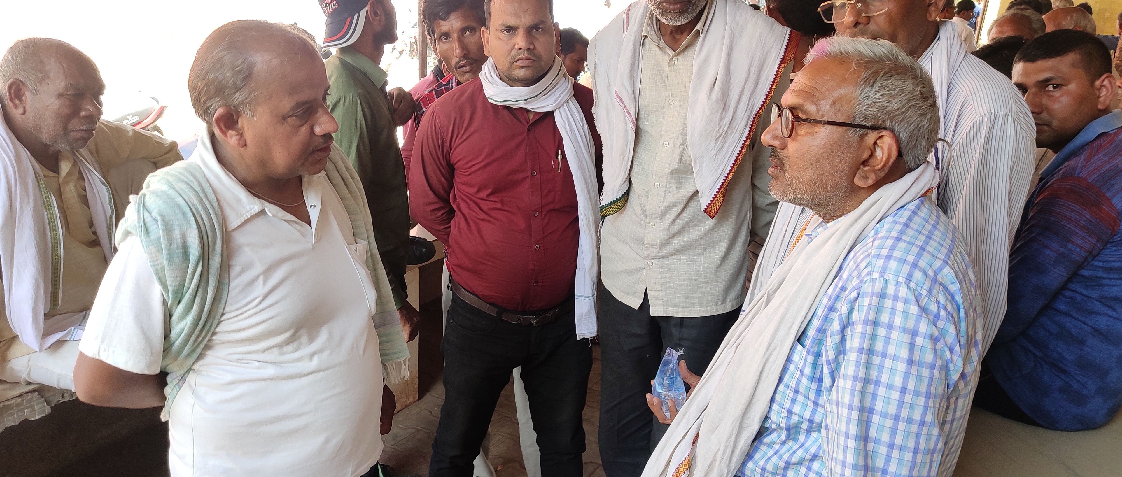फोटो-2- पुत्र की मौत के बाद गमगीन शिक्षक पिता को सांत्वना देते अन्य शिक्षक। संवाद