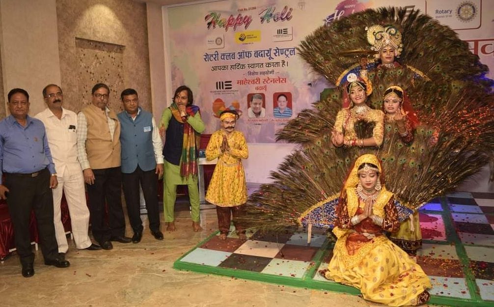 होली महोत्सव कार्यक्रम में ब्रज के कलाकारों ने डांस किया। संवाद होली महोत्सव कार्यक्रम में ब्रज के कलाकारों ने डांस किया। संवाद