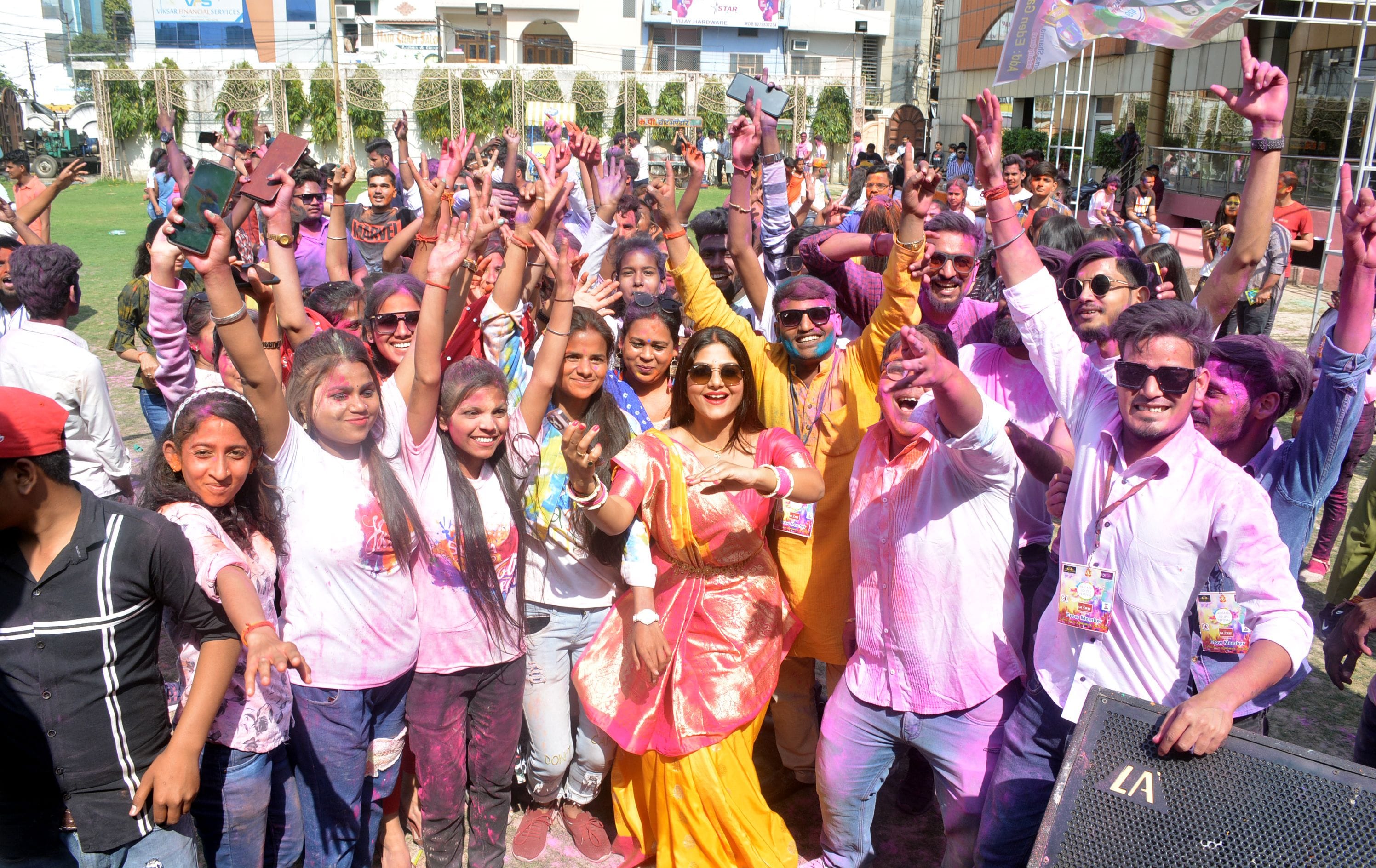 होली मिलन समारोह में युवक-युवतियों के साथ डांस करती बॉलीवुड अभिनेत्री हेमा शर्मा। होली मिलन समारोह में युवक-युवतियों के साथ डांस करती बॉलीवुड अभिनेत्री हेमा शर्मा।