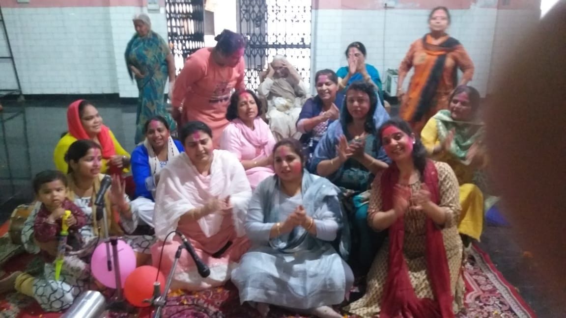 खटीमा में होली गायन करती पंजाबी महासभा महिला कार्यकर्ता। संवाद खटीमा में होली गायन करती पंजाबी महासभा महिला कार्यकर्ता। संवाद