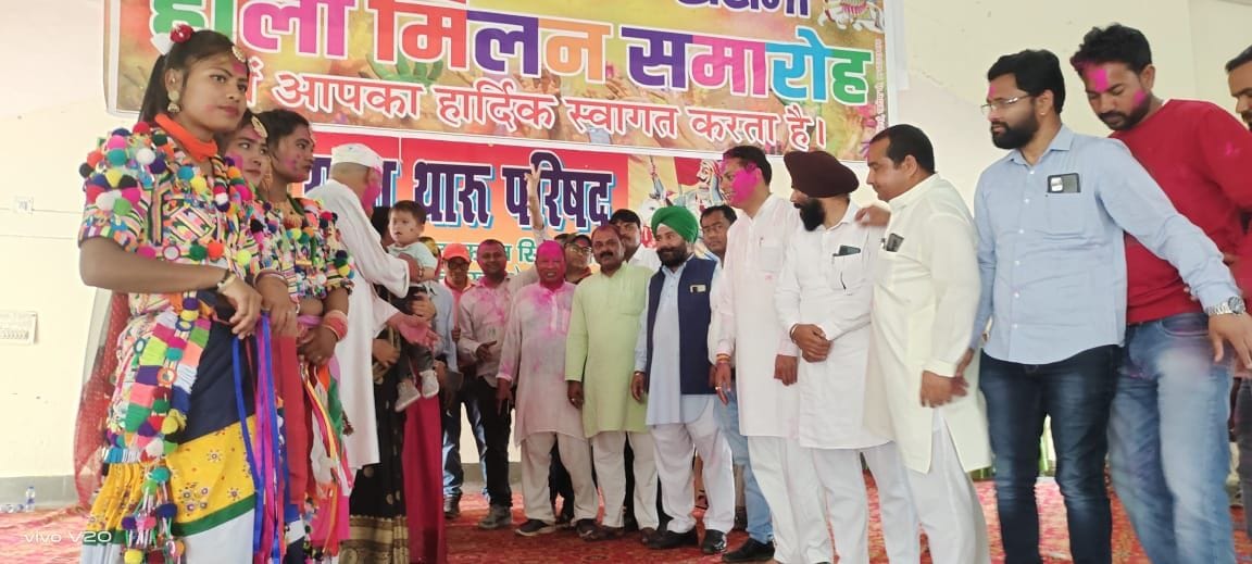 खटीमा में थारु विकास भवन में आयोजित भारत-नेपाल मैंती होली मिलन में होली खेलते विधायक भुवन कापड़ी खटीमा में थारु विकास भवन में आयोजित भारत-नेपाल मैंती होली मिलन में होली खेलते विधायक भुवन कापड़ी