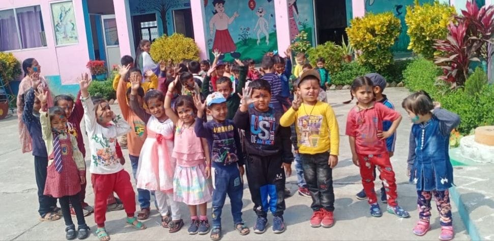खटीमा में सोर वैली पब्लिक स्कूल में होली खेलते बच्चे। संवाद खटीमा में सोर वैली पब्लिक स्कूल में होली खेलते बच्चे। संवाद