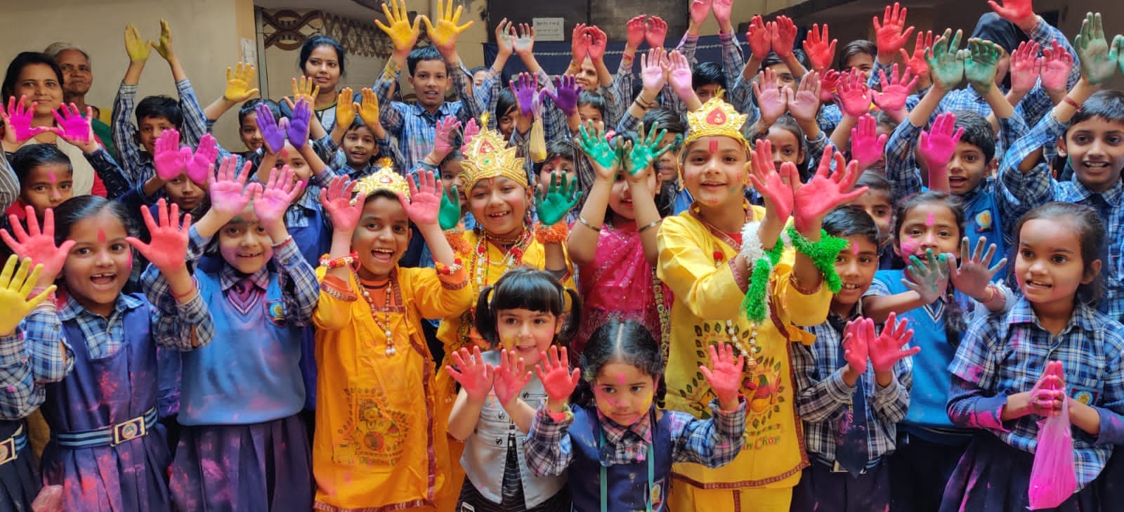 रायविशुन दयाल स्कूल में रंग खेलते बच्चे रायविशुन दयाल स्कूल में रंग खेलते बच्चे