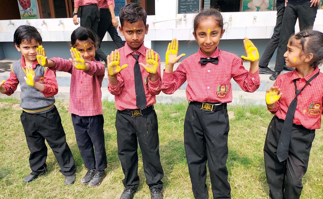 गोल्डन फ्लावर स्कूल में होली के पर्व पर रंग खेलते बच्चे गोल्डन फ्लावर स्कूल में होली के पर्व पर रंग खेलते बच्चे