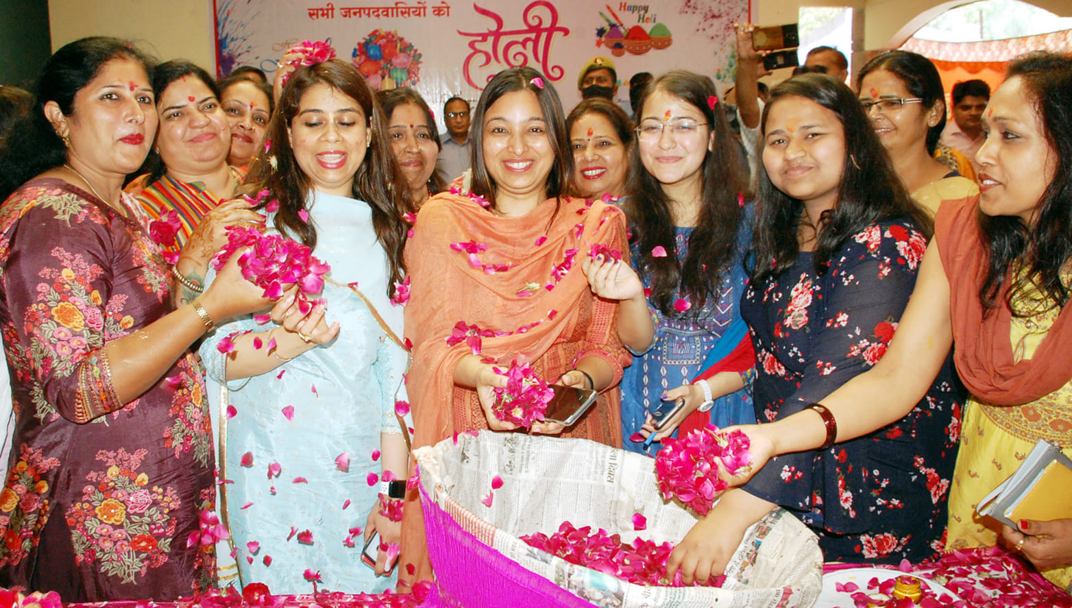 शामली में कलक्ट्रेट में फूलों की होली खेलती डीएम जसजीत कौर व अन्य अधिकारी। शामली में कलक्ट्रेट में फूलों की होली खेलती डीएम जसजीत कौर व अन्य अधिकारी।