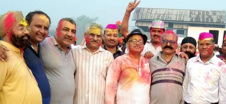 रंग खेलकर होली मनाते मॉर्निंग वॉर्कर्स रंग खेलकर होली मनाते मॉर्निंग वॉर्कर्स