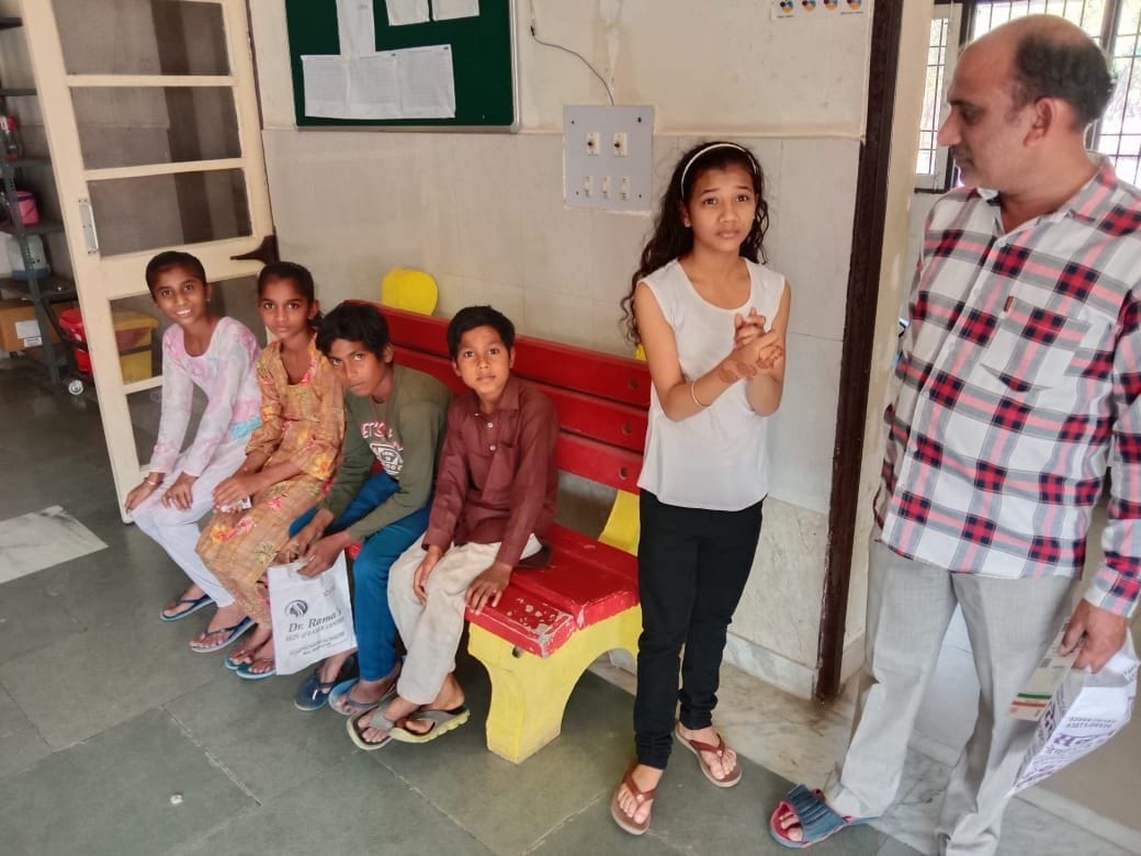 कोरोना वैक्सीन लगवाने के लिए केंद्र पर पहुंचे बच्चे।