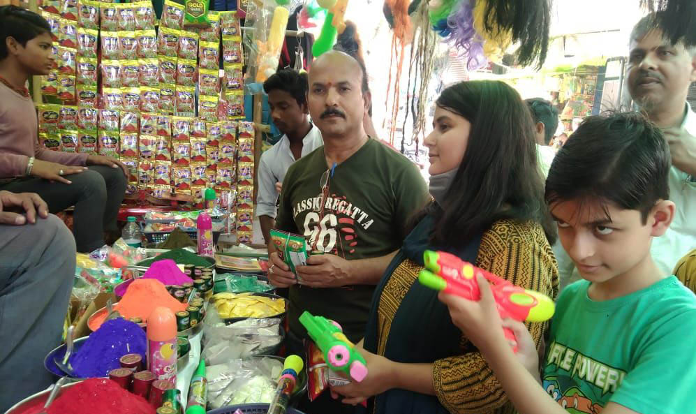 होली के लिए पिचकारियां खरीदते लोग। होली के लिए पिचकारियां खरीदते लोग।