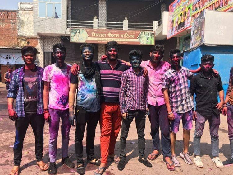 धामपुर में भगत सिंह चौक पर होली की मस्ती में युवक धामपुर में भगत सिंह चौक पर होली की मस्ती में युवक