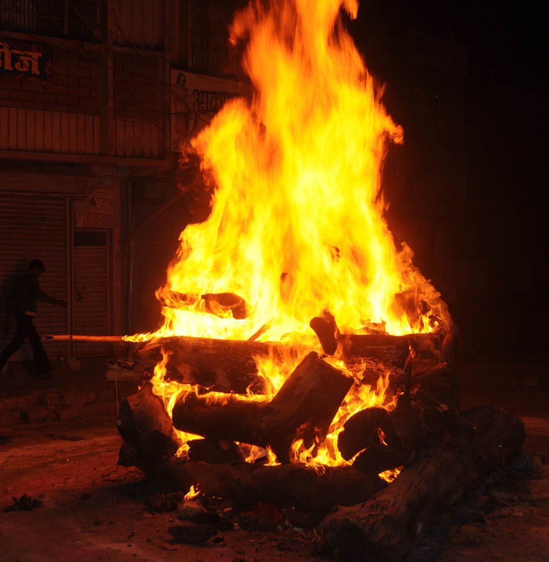 पुरानी बाजार में जलाई गई होलिका। संवाद पुरानी बाजार में जलाई गई होलिका। संवाद