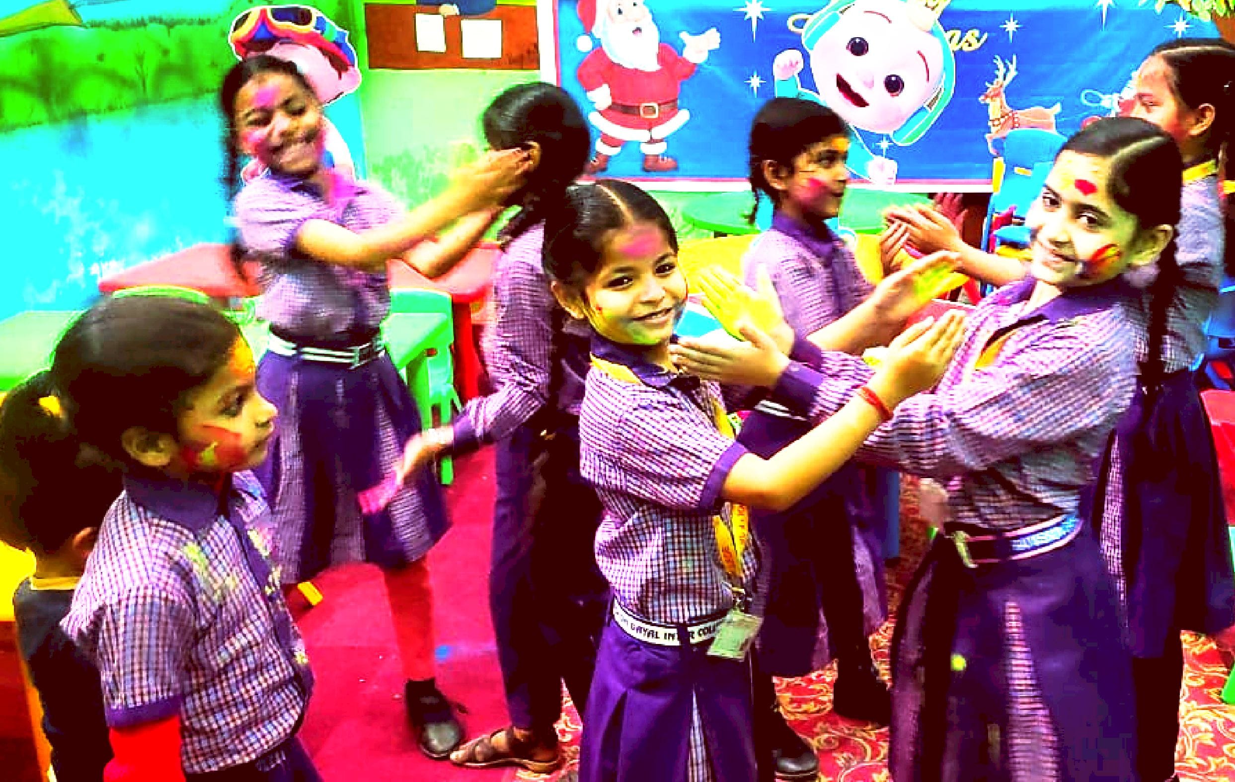 शाहजहांपुर के राय विष्णु दयाल स्कूल में रंग गुलाल से होली खेलते बच्चे । संवाद शाहजहांपुर के राय विष्णु दयाल स्कूल में रंग गुलाल से होली खेलते बच्चे । संवाद