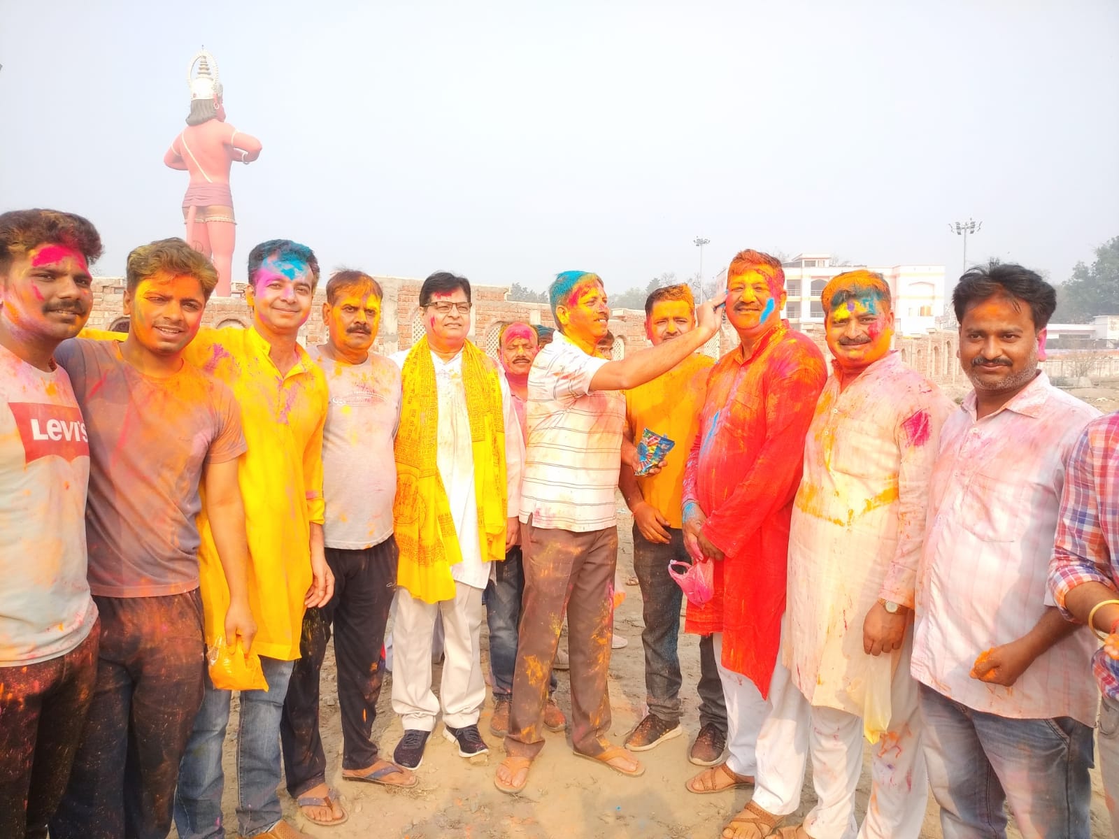 शाहजहांपुर में आरएसएस के कार्यक्रम में एक-दूसरे को रंग लगाते स्वयंसेवक शाहजहांपुर में आरएसएस के कार्यक्रम में एक-दूसरे को रंग लगाते स्वयंसेवक