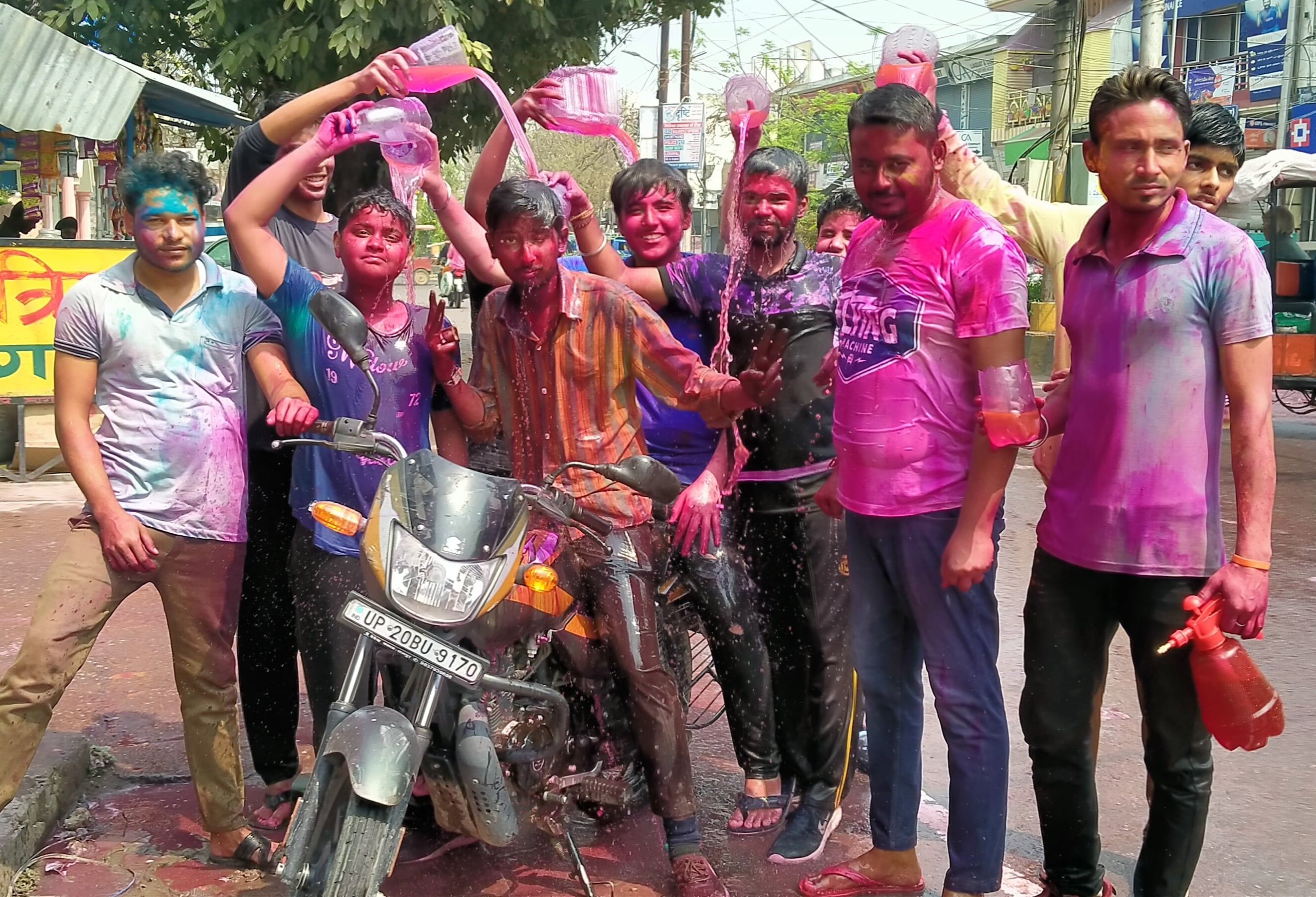 धामपुर में बाइक सवार को जबरन रोक कर रंग से सराबोर करती युवकों की टोली। धामपुर में बाइक सवार को जबरन रोक कर रंग से सराबोर करती युवकों की टोली।