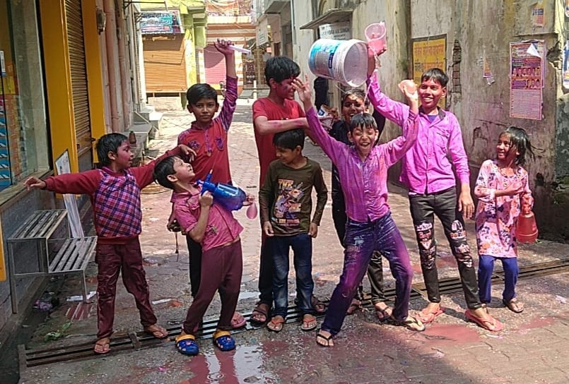 धामपुर में होली के रंगों से सराबोर होकर मस्ती करते युवक धामपुर में होली के रंगों से सराबोर होकर मस्ती करते युवक