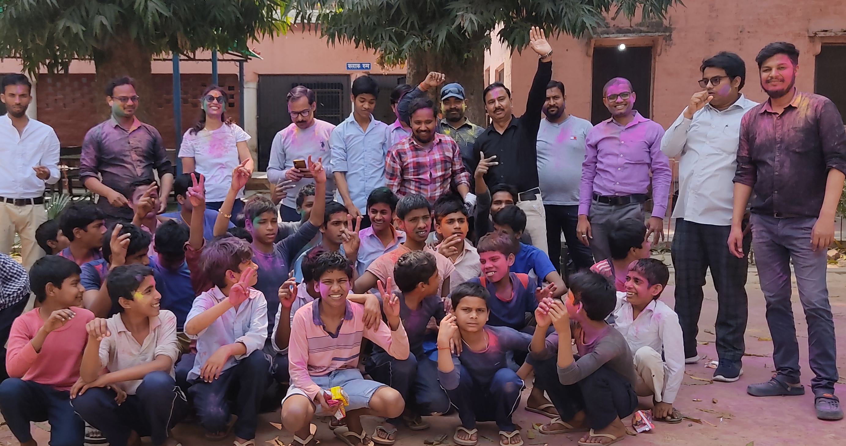 युवा कल्याण समिति के सदस्यों संग बाल सुधार गृह के बच्चे युवा कल्याण समिति के सदस्यों संग बाल सुधार गृह के बच्चे