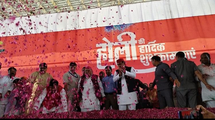 Célébrations Holi Holi de la famille Mulayam Mulayam Singh Yadav a célébré le festival des couleurs à Saifai a joué le Holi des fleurs avec Akhilesh-shivpal