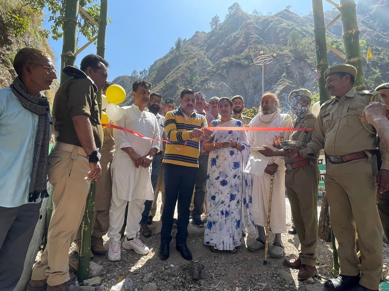 सियाड़ बाबा से लोदरा तक के पैदल ट्रैक का उदघाटन करते हुए ड़ीड़ीसी चेयरमैन,ड़ीएफओ व अन्य। सियाड़ बाबा से लोदरा तक के पैदल ट्रैक का उदघाटन करते हुए ड़ीड़ीसी चेयरमैन,ड़ीएफओ व अन्य।