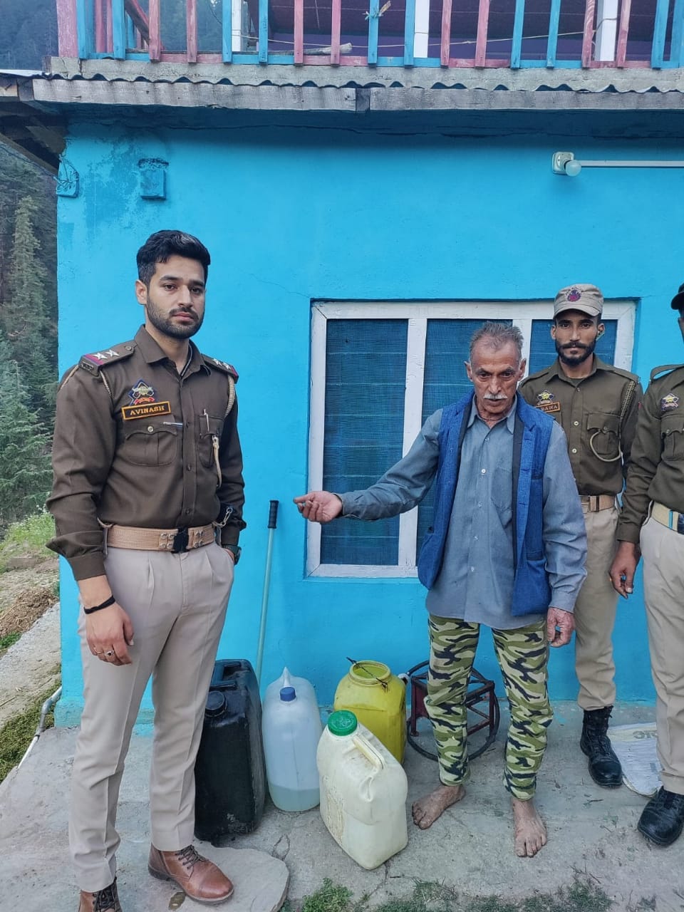 भद्रवाह में छापेमारी में बरामद लाहन नष्ट करते पुलिस अधिकारी व पकडा गया आरोपी भद्रवाह में छापेमारी में बरामद लाहन नष्ट करते पुलिस अधिकारी व पकडा गया आरोपी