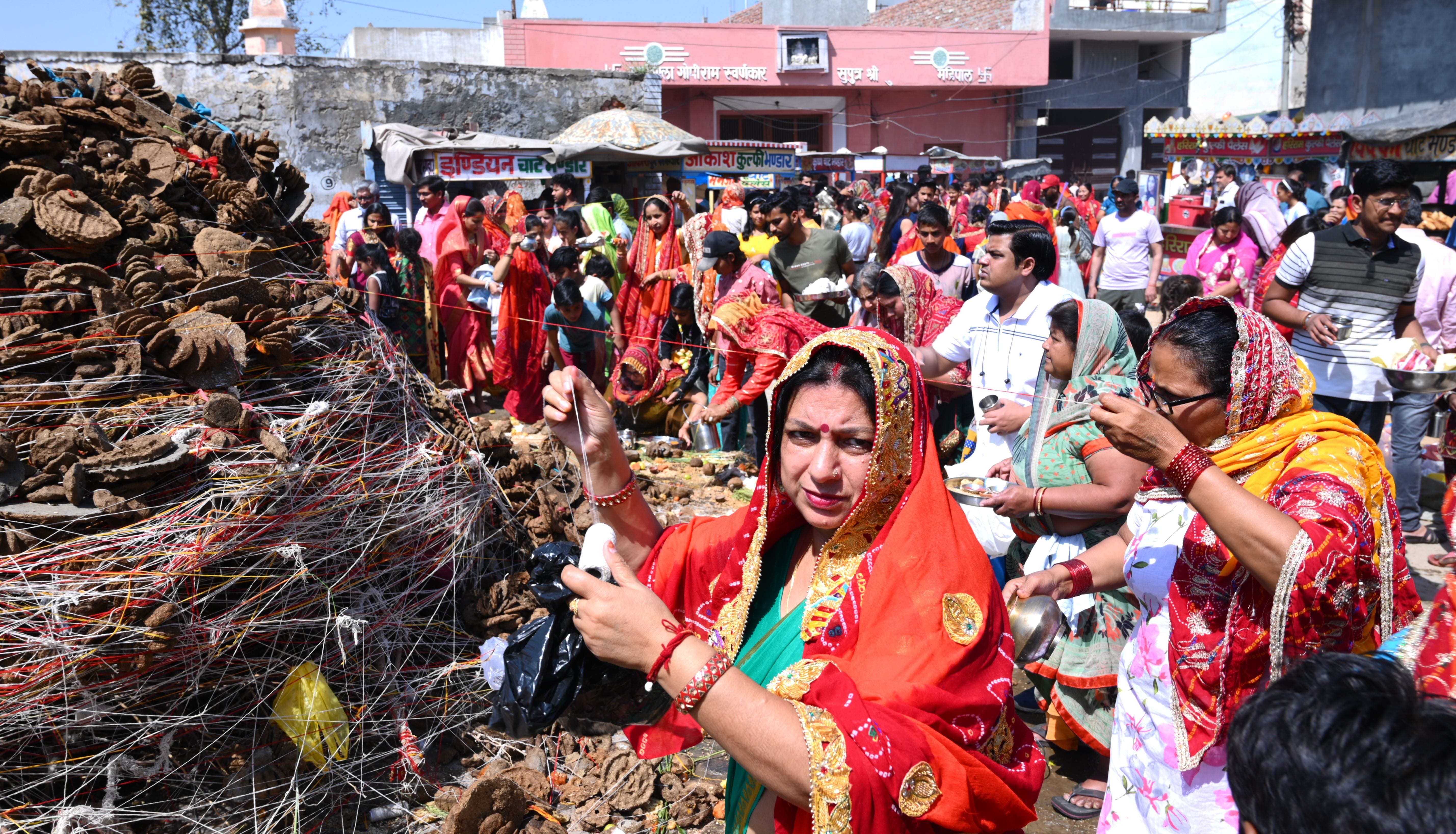 खाकी मंदिर के पास होलिका का पूजन करती महिलाएं। संवाद खाकी मंदिर के पास होलिका का पूजन करती महिलाएं। संवाद