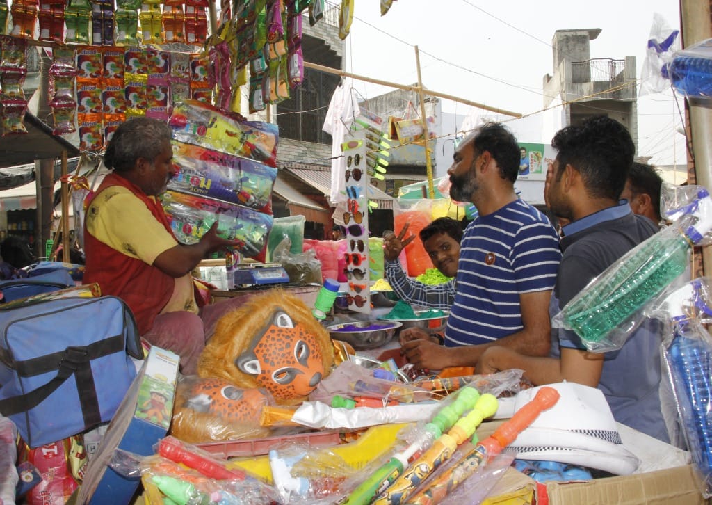 रंगो की दुकान पर लगी भीड़। संवाद रंगो की दुकान पर लगी भीड़। संवाद