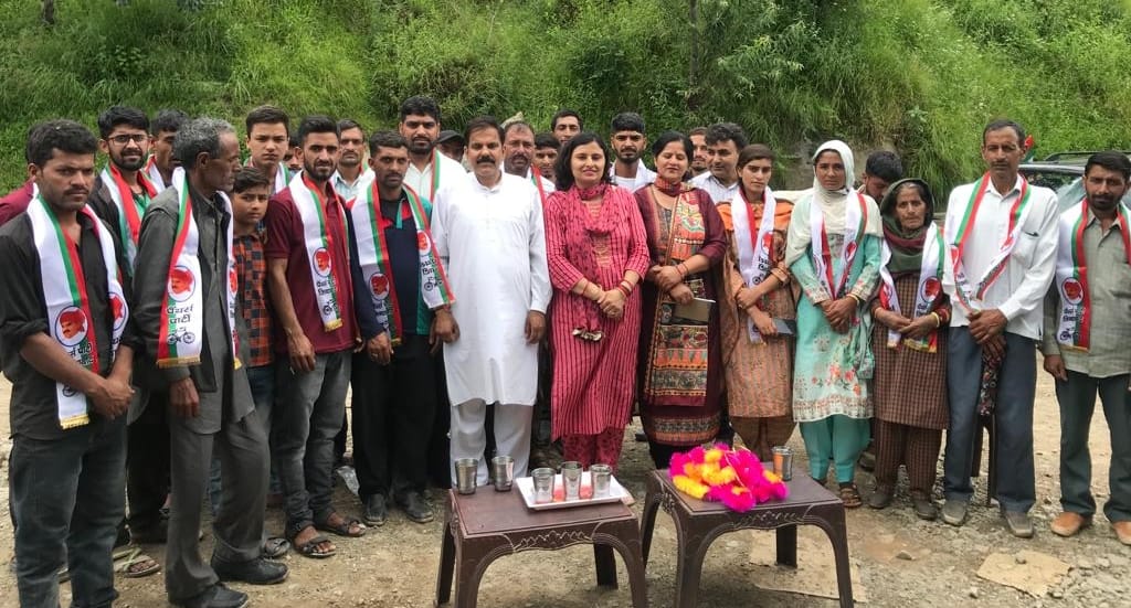 उधमपुर के चिनैनी में जनसभा के दौरान पैंथर्स पार्टी के अध्यक्ष हर्ष देव सिंह व अन्य उधमपुर के चिनैनी में जनसभा के दौरान पैंथर्स पार्टी के अध्यक्ष हर्ष देव सिंह व अन्य
