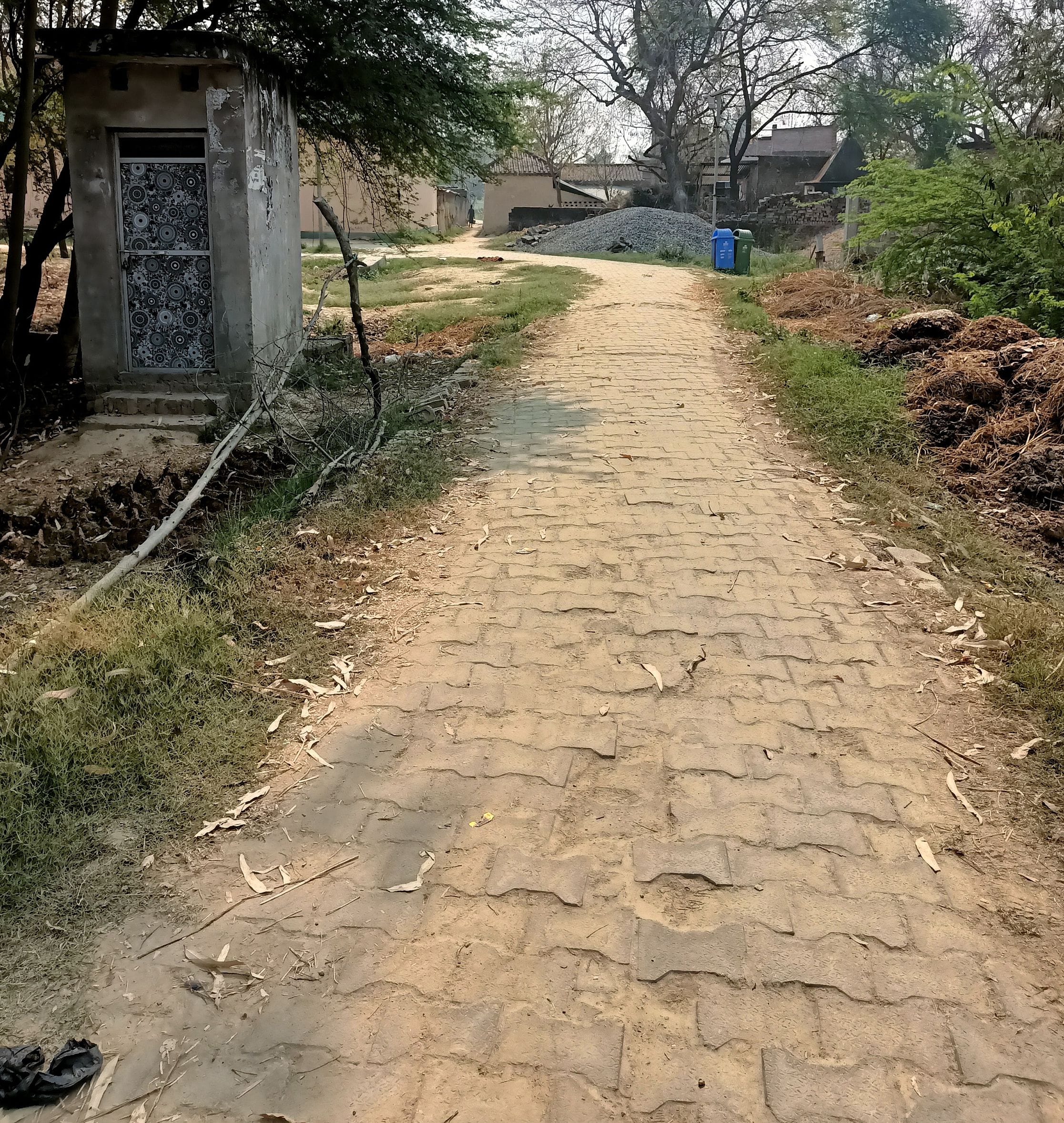 02 : अमेठी : राजापुर मजरे गुंगवाछ गांव में पसरा सन्नाटा। -संवाद