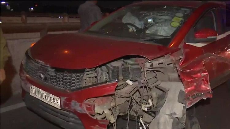 Accident de la route à Baba Banda Singh Bahadur Setu – Accident de la route à Delhi : une voiture non contrôlée est entrée en collision avec une voiture et une voiture, deux morts