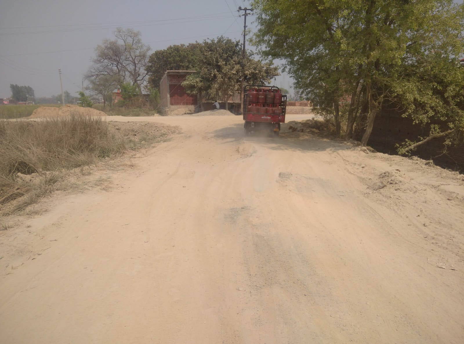 परदहां ब्लाक के बकवल दूरदर्शन रोड पर जगह -जगह हुए गढ्ढे से आवागमन हुआ मुश्किल।संवाद परदहां ब्लाक के बकवल दूरदर्शन रोड पर जगह -जगह हुए गढ्ढे से आवागमन हुआ मुश्किल।संवाद