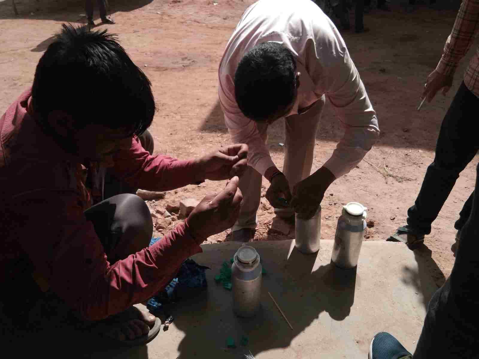 डीजल के सैंपल को सील करती टीम। संवाद डीजल के सैंपल को सील करती टीम। संवाद