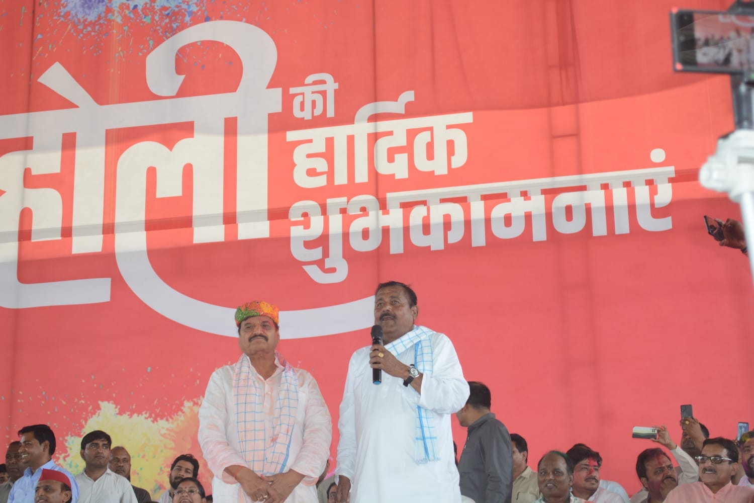 फोटो संख्या 03- फाग का आनंद लेते शिवपाल सिंह यादव