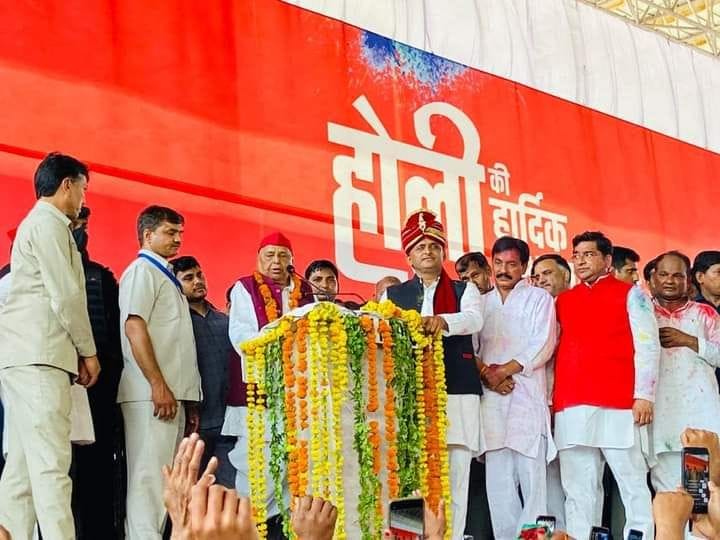 सैफई पंडाल में कार्यकर्ताओं को संबोधित करते सपा संरक्षक मुलायम सिंह यादव