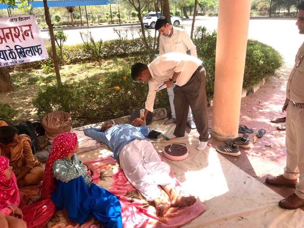 लघु सचिवालय महेंद्रगढ़ में आमरण अनशन पर बैठे व्यक्ति की तबीयत बिगड़ने पर जांच करते चिकित्सक।  सं?