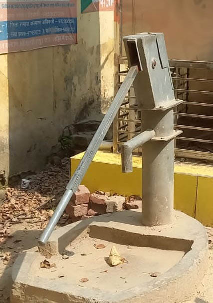 गढ तहसील मुख्यालय पर लगा हैंडपंप खराब पड़ा।