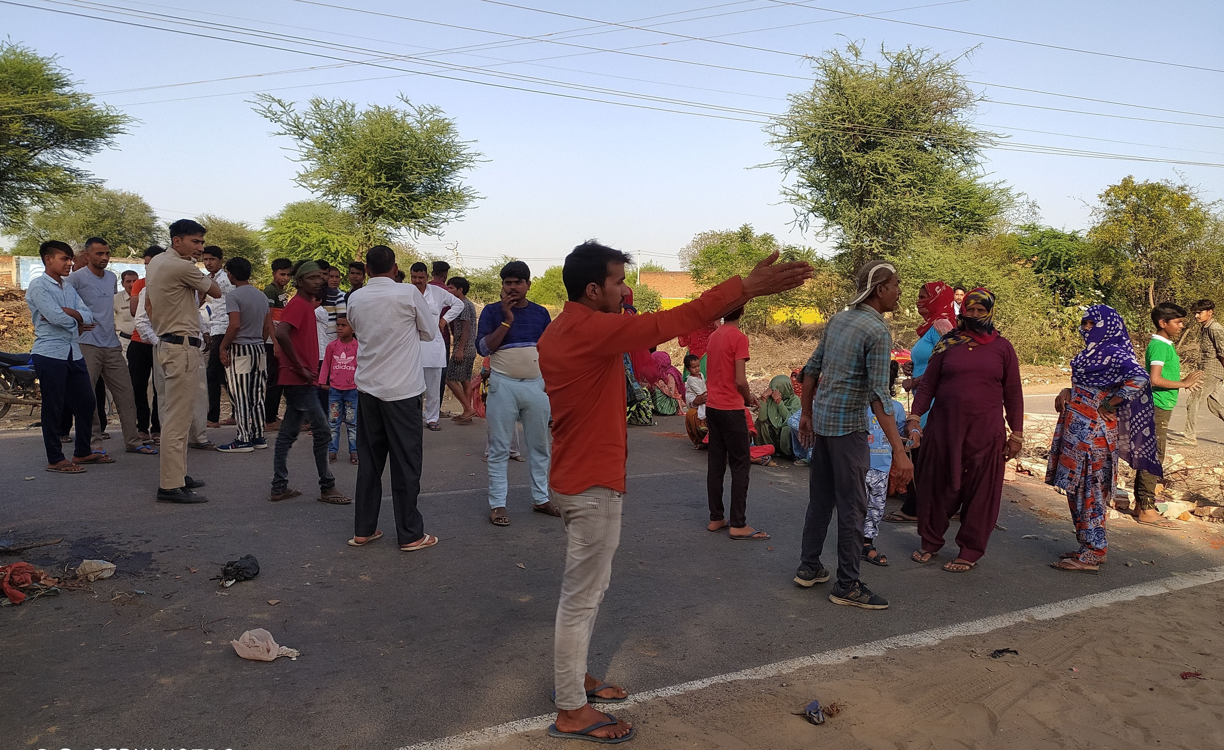 पानी की समस्या को लेकर जाम लगाते लोग। संवाद पानी की समस्या को लेकर जाम लगाते लोग। संवाद