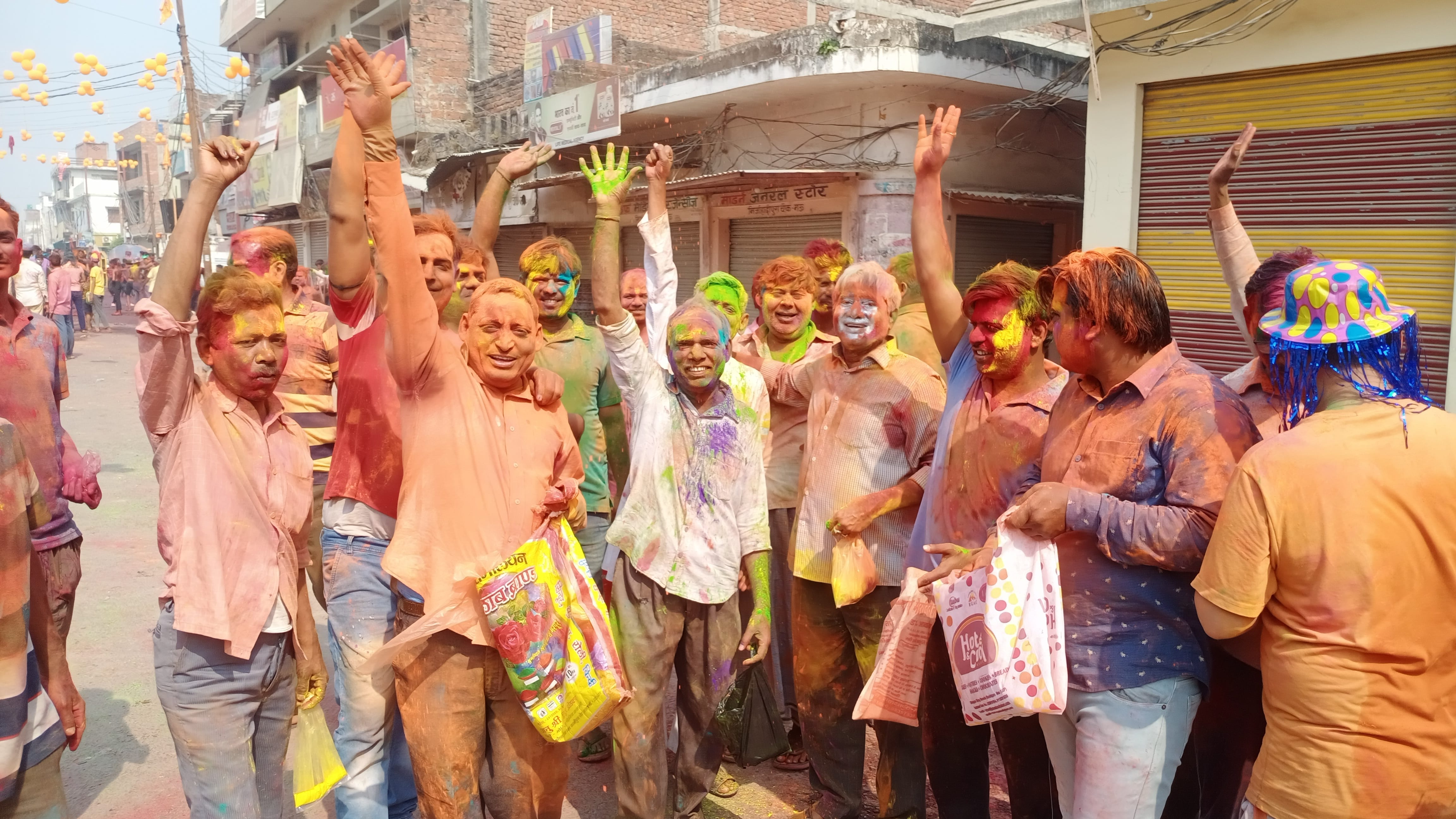 नगर में होली पर्व पर रंग अबीर गुलाल लगाकर उत्साहित लोग।संवाद नगर में होली पर्व पर रंग अबीर गुलाल लगाकर उत्साहित लोग।संवाद