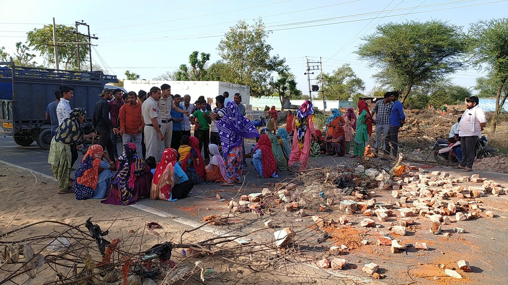 सतनाली में पानी की समस्या को लेकर जाम लगाते लोग। संवाद सतनाली में पानी की समस्या को लेकर जाम लगाते लोग। संवाद