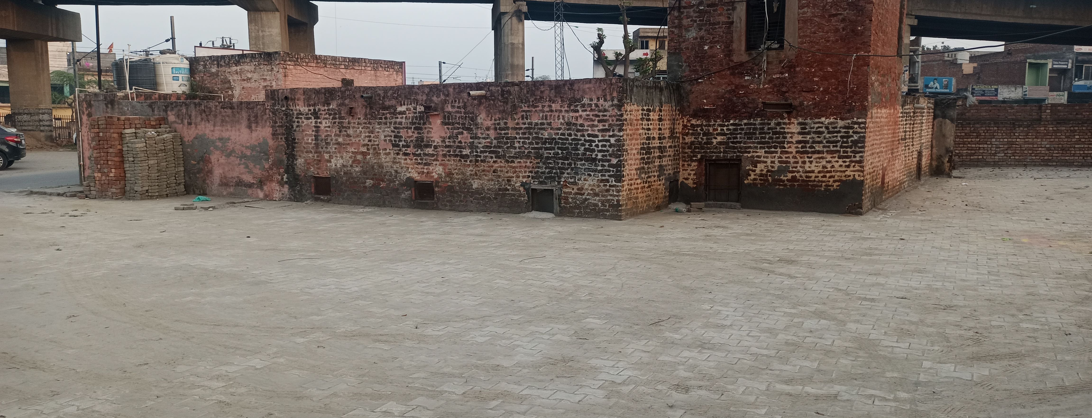 पानीपत। आठ मरला चौकी के पीछे बनाई नवनिर्मित सड़क पर जिसकी चारों तरफ है चार दिवारी।