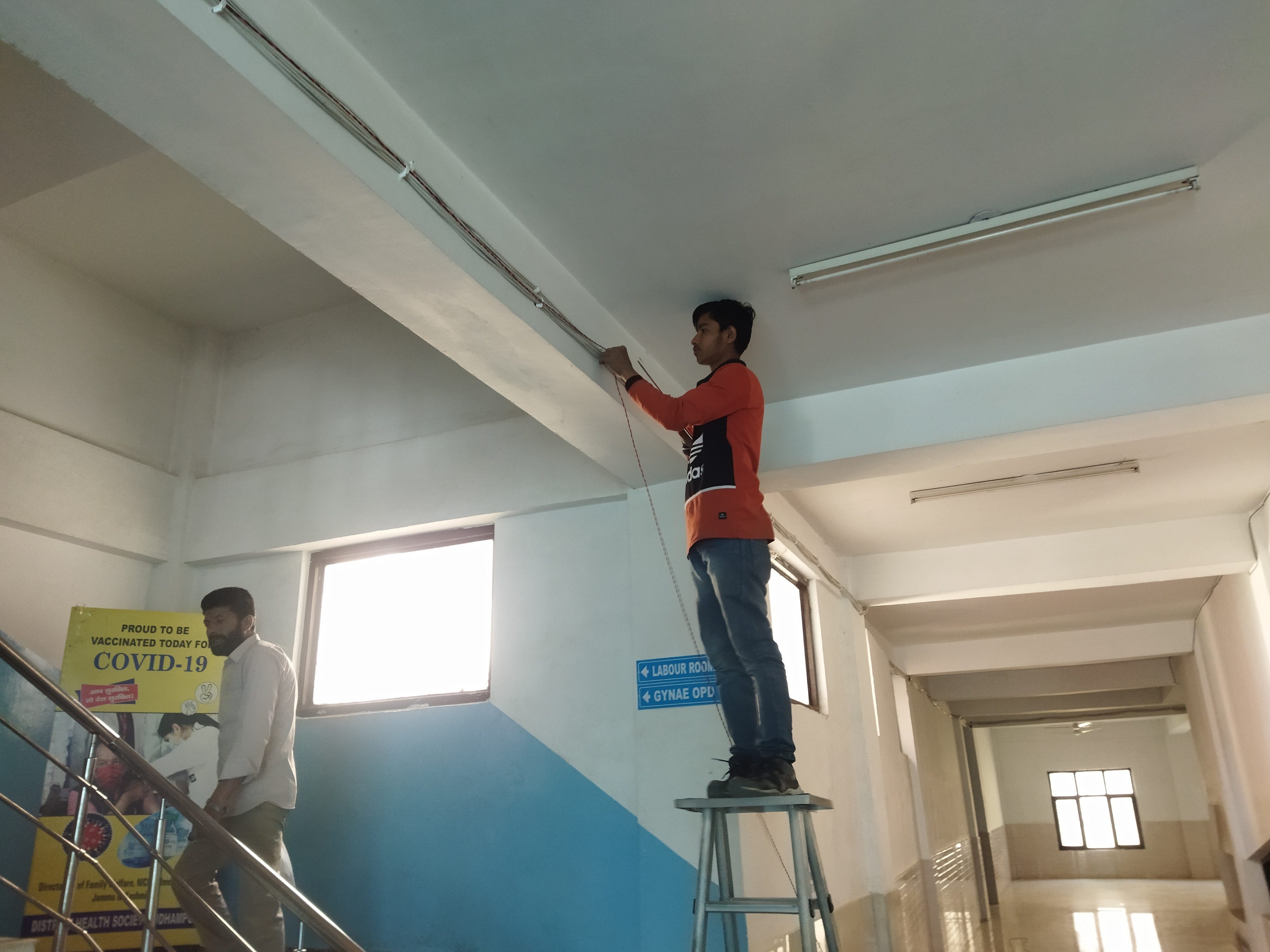 अस्पताल में स्मोक सेंसर लगाने का कार्य करते करीगर व लगाया गया सेंसर:- संवाद अस्पताल में स्मोक सेंसर लगाने का कार्य करते करीगर व लगाया गया सेंसर:- संवाद