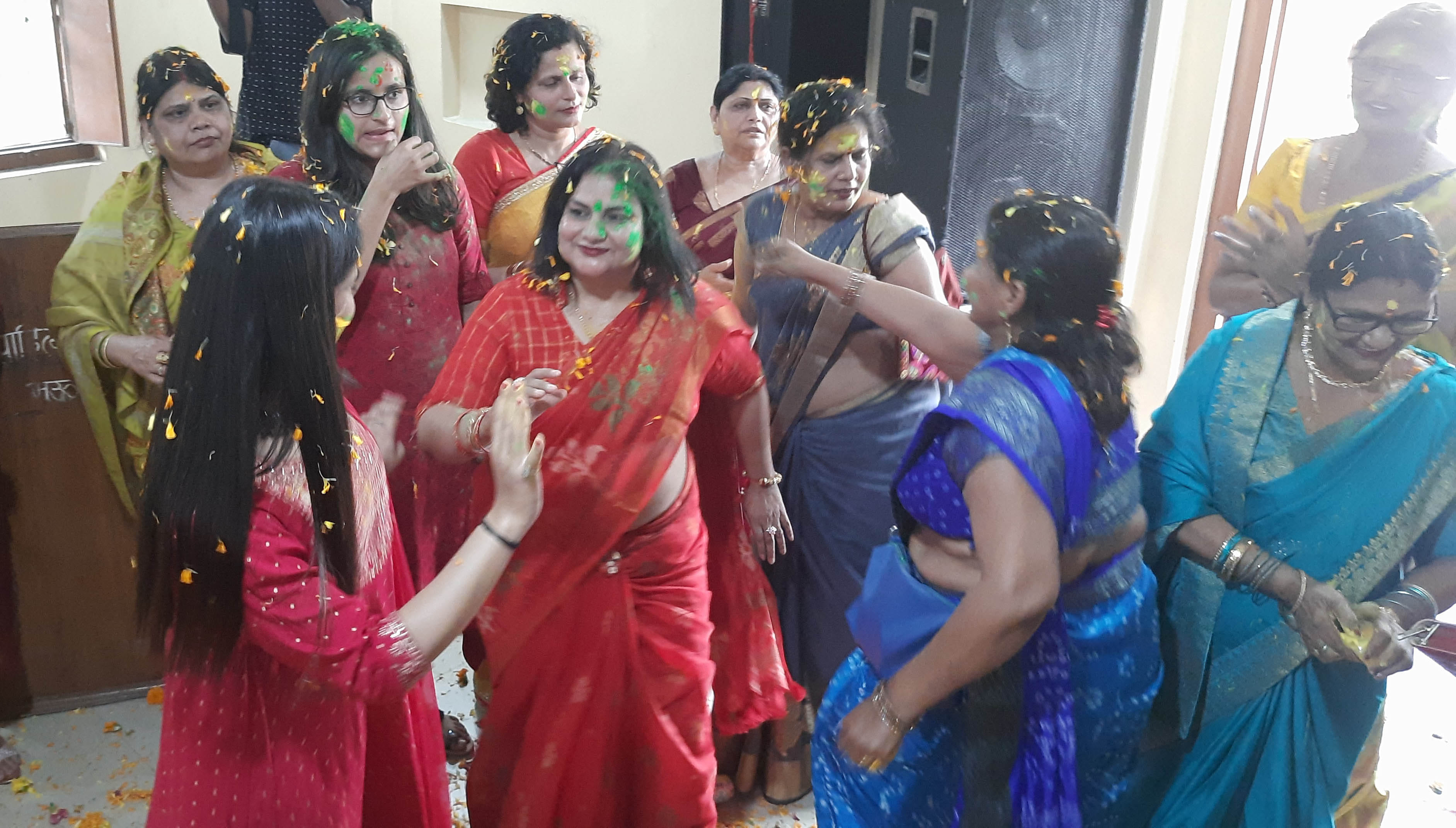 नगर के हिंदी भवन में ब्राह्मण विकास परिषद के तत्वावधान में आयोजित होली मिलन समरोह में फूलों की हो नगर के हिंदी भवन में ब्राह्मण विकास परिषद के तत्वावधान में आयोजित होली मिलन समरोह में फूलों की हो
