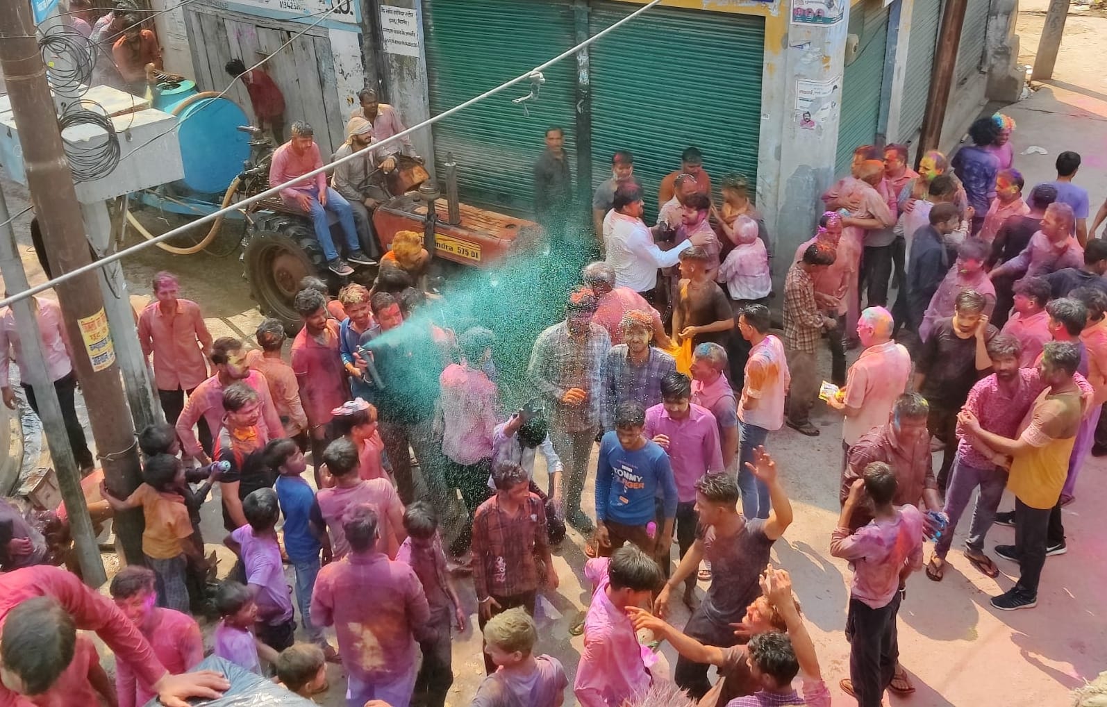 बिजनौर के कस्बा झालू में दुल्हैंड़ी पर जुलूस निकालते हुलियारे। बिजनौर के कस्बा झालू में दुल्हैंड़ी पर जुलूस निकालते हुलियारे।