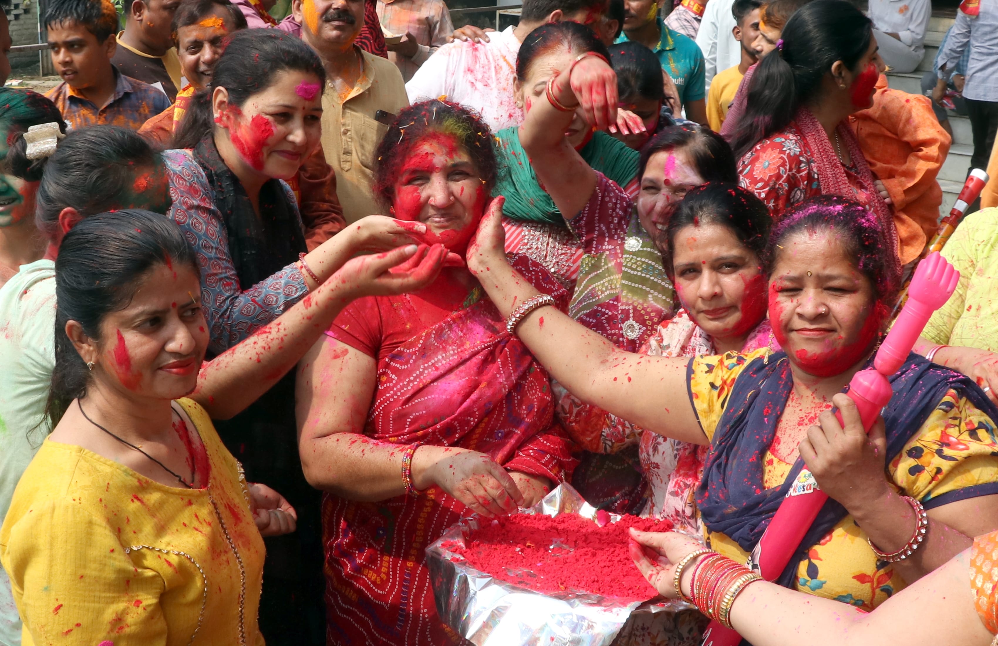 बिजनौर में दुल्हैंड़ी में एक दूसरे को रंग लगाती महिलाएं। बिजनौर में दुल्हैंड़ी में एक दूसरे को रंग लगाती महिलाएं।