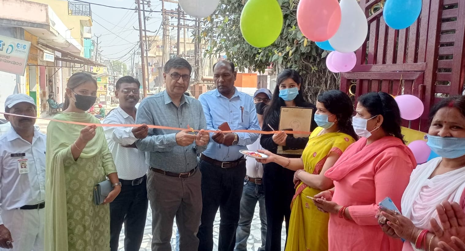 बिजनौर में रविदास धर्मशाला में पल्स पोलियो शिविर का फीता काटकर शुभारंभ करते सीएमओ डॉ विजय कुमार ?