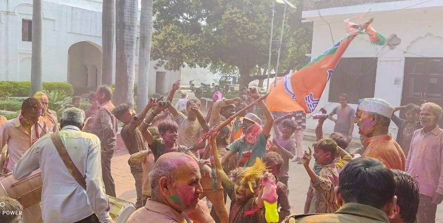 नजीबाबाद के साहनपुर में होली खेलते क्षेत्रवासी।