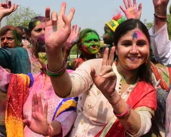 बाबागंज में होली पर नृत्य करती युवती। संवाद बाबागंज में होली पर नृत्य करती युवती। संवाद
