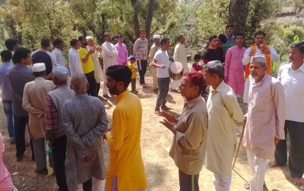 बागेश्वर के पचार गांव में छलड़ी मनाने के बाद फाग गाकर होली की शुभाशीष देते होल्यार। विज्ञप्ति बागेश्वर के पचार गांव में छलड़ी मनाने के बाद फाग गाकर होली की शुभाशीष देते होल्यार। विज्ञप्ति