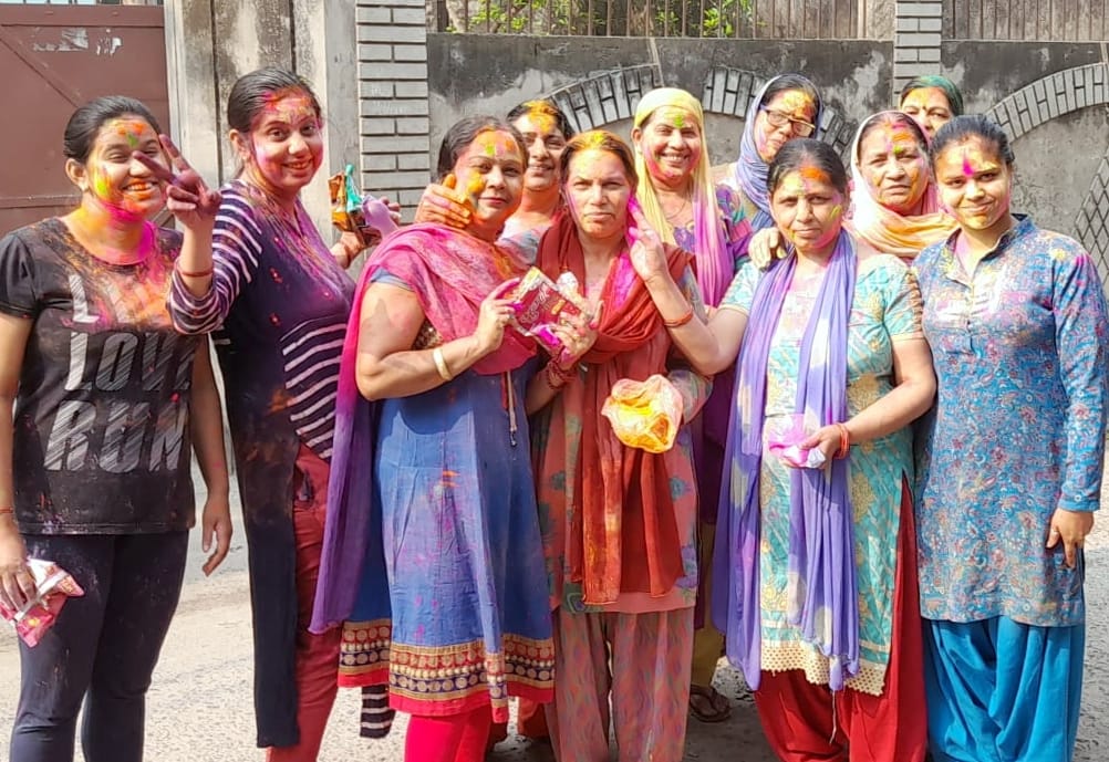 बिजनौर में भरत विहार में दुल्हैंड़ी पर रंग खेलती महिलाएं। बिजनौर में भरत विहार में दुल्हैंड़ी पर रंग खेलती महिलाएं।