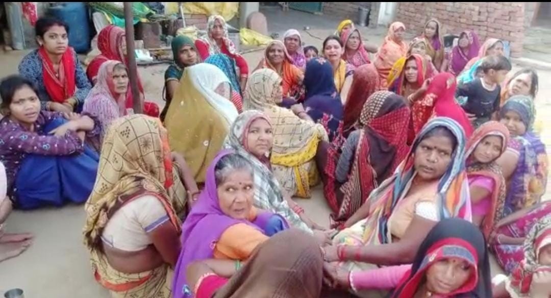 मृतक के घर पर रोते बिलखते परिजन मृतक के घर पर रोते बिलखते परिजन
