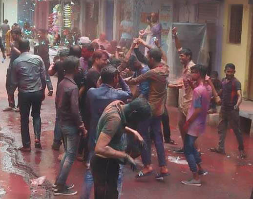 बांदा में होली के दूसरे दिन शनिवार को रंगों में सराबोर होकर मौज मस्ती मनाते युवक। संवाद  