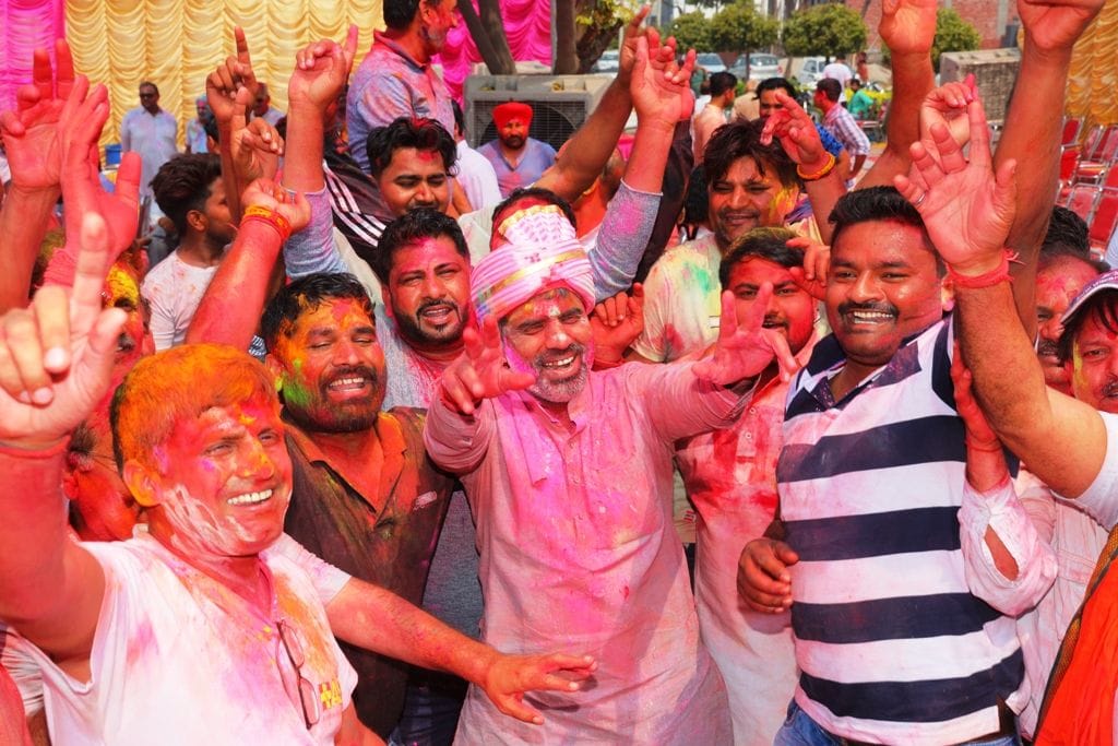 पानीपत।  एल्डिको आवास पर आयोजित होली मिलन समारोह में विधायक महीपाल ढांडा को गुलाल लगाते हुए कार्?